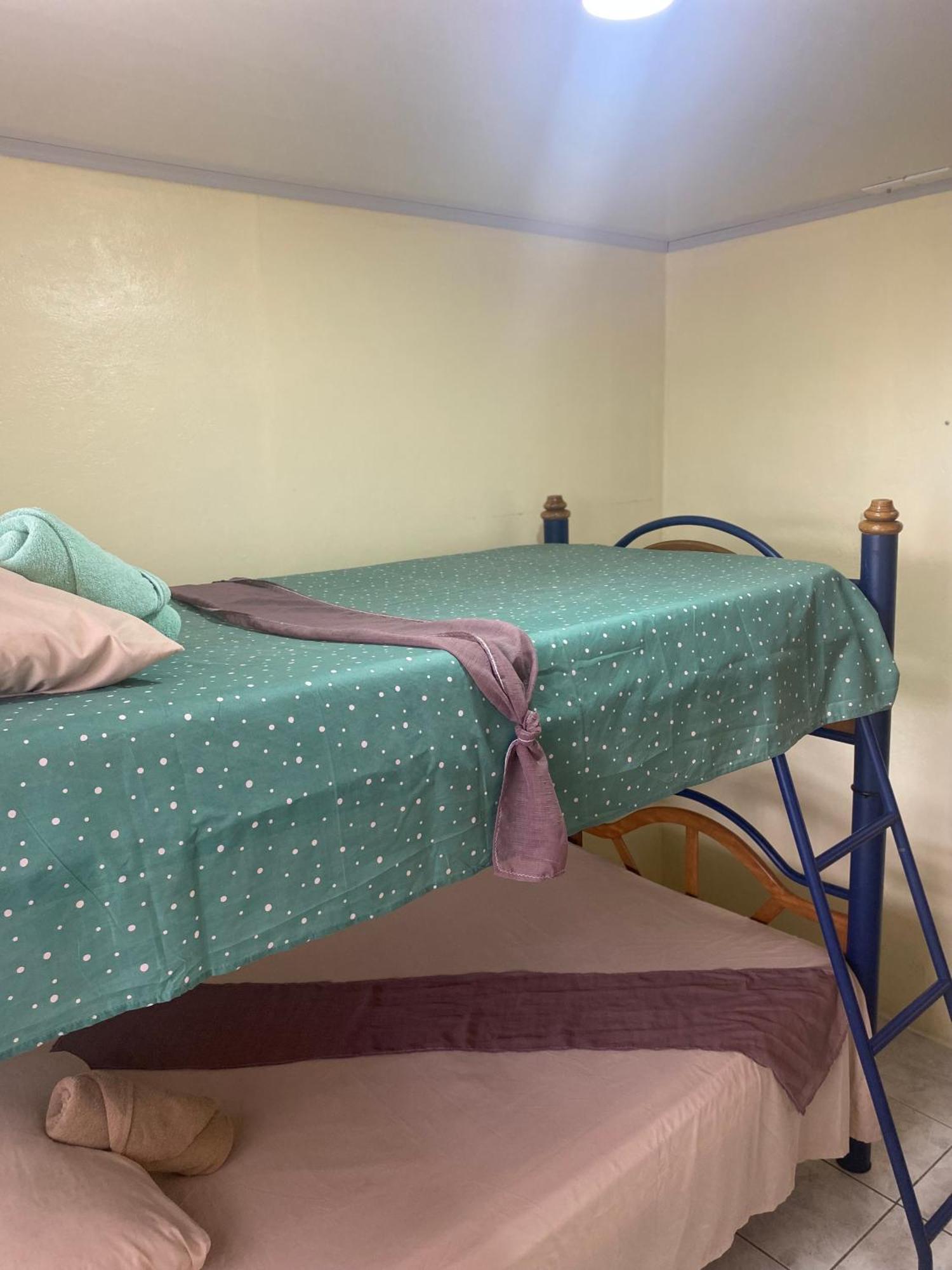 פוארטו לימון Hostel Casa Marina מראה חיצוני תמונה